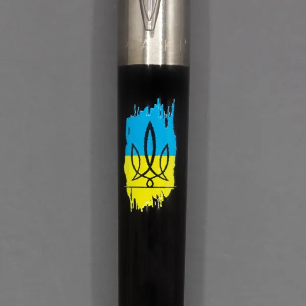 Ручка шариковая Parker JOTTER 17 Originals UKRAINE Black CT BP Тризуб фигурный на фоне флага (15632_T1026u) - Фото 4